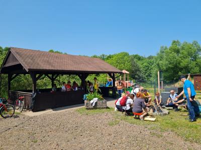 Rajd rowerowy - Odjazdowy Bibliotekarza - uczestnicy na mecie