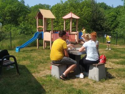 Rajd rowerowy - Odjazdowy Bibliotekarza - uczestnicy na mecie