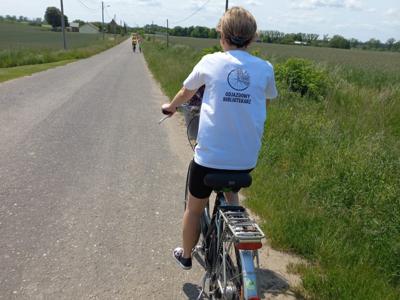 Rajd rowerowy - Odjazdowy Bibliotekarza - uczestnicy na trasie