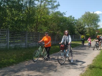 Rajd rowerowy - Odjazdowy Bibliotekarza - uczestnicy na trasie