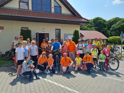 Rajd rowerowy - Odjazdowy Bibliotekarza - uczestnicy przed startem