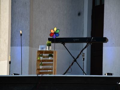 Widok na scenę, na której wystąpi Czesław Mozil