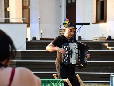 Czesław Mozil z akordeonem