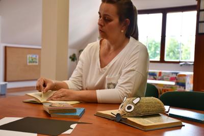Warsztaty dla dzieci z rzeźbienia w książkach - Bibliotekarka Iza podczas pracy