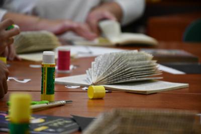 Warsztaty dla dzieci z rzeźbienia w książkach - mysz w trakcie rzeźbienia