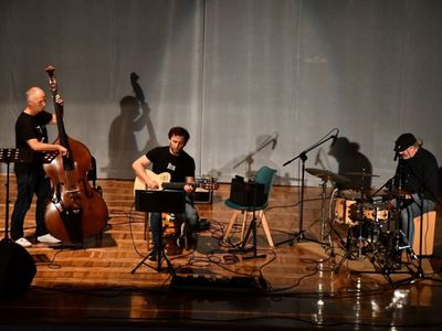 Na scenie od lewej: Zbigniew Wrombel (kontrabas), Witold Żuromski (gitara), Andrzej Mazurek (perkusja)