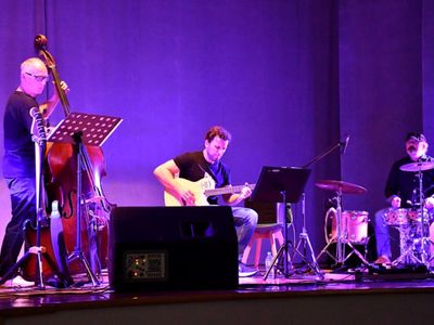 Na scenie od lewej: Zbigniew Wrombel (kontrabas), Witold Żuromski (gitara), Andrzej Mazurek (perkusja)