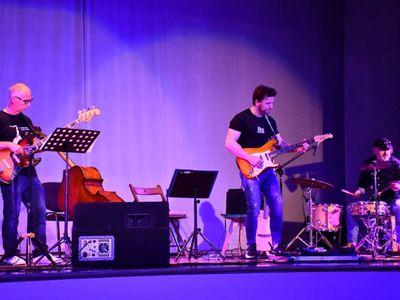 Na scenie od lewej: Zbigniew Wrombel (gitara), Witold Żuromski (gitara), Andrzej Mazurek (perkusja)
