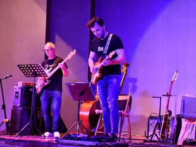 Na scenie od lewej: Zbigniew Wrombel (gitara), Witold Żuromski (gitara)