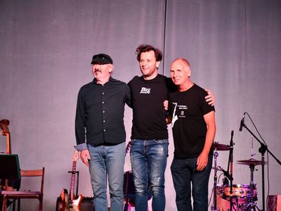 Na scenie od lewej: Andrzej Mazurek, Witold Żuromski, Zbigniew Wrombel