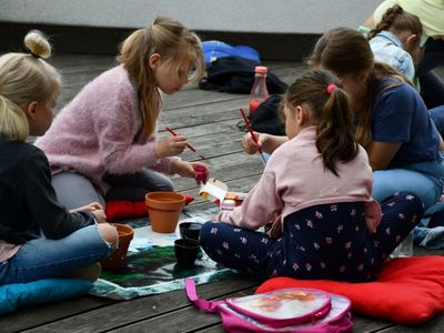 Uczestnicy "Wakacji z biblioteką" podczas pracy