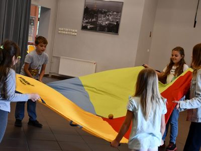 Uczestnicy "Wakacji w bibliotece" podczas zabawy
