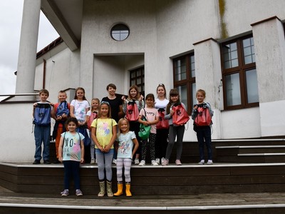 Pamiątkowe zdjęcie uczestników "Wakacji z biblioteką"