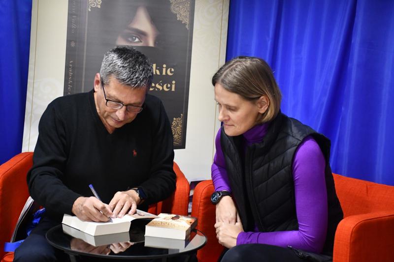 Spotkanie autorskie z Tanią Valko - autografy (Igor Kaczmarczyk)