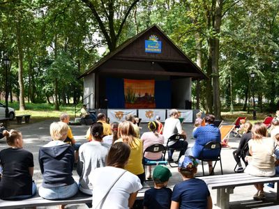 Widownia spektaklu teatralnego "Na dzikim zachodzie"