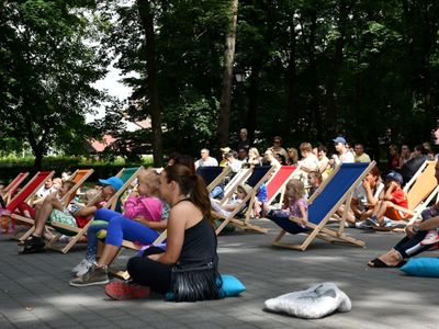 Widownia spektaklu teatralnego "Na dzikim zachodzie"