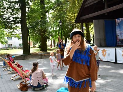 Aktorzy grupy teatralnej we wspólnej zabawie z małymi widzami