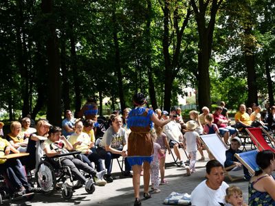 Aktorzy grupy teatralnej we wspólnej zabawie z małymi widzami