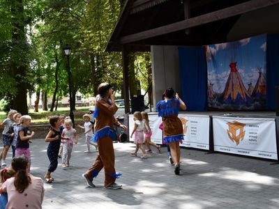 Aktorzy grupy teatralnej we wspólnej zabawie z małymi widzami