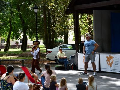 Aktorzy grupy teatralnej we wspólnej zabawie z małymi widzami