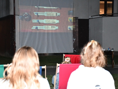 Widownia mini pokazu filmowego w Dusznikach