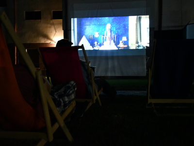 Widownia mini pokazu filmowego w Dusznikach