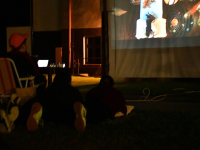 Widownia mini pokazu filmowego w Dusznikach