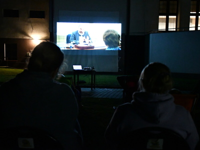 Widownia mini pokazu filmowego w Dusznikach