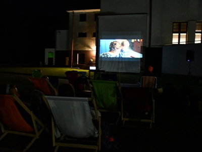 Widownia mini pokazu filmowego w Dusznikach