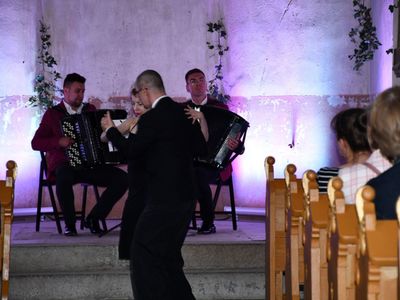 Pokaz tanga w wykonaniu tangueros - Łukasza Sieradzkiego i Beaty Bąbki w Kościele Ewangelickim