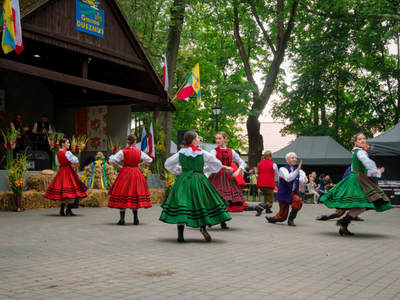Dożynki Gminne 2021 - występ w wykonaniu zespołu "Poligrodzianie"
