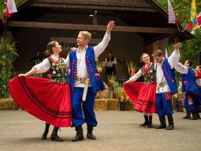 Dożynki Gminne 2021 - występ w wykonaniu zespołu "Poligrodzianie"