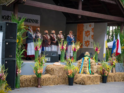 Dożynki Gminne 2021 - występ w wykonaniu zespołu "Podrzewianka"