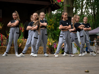 Dożynki Gminne 2021 - występ w wykonaniu zespołu "Dance Club"