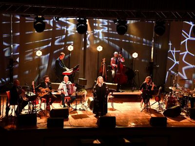 Stanisława Celińska z zespołem pod kierownictwem Macieja Muraszko
