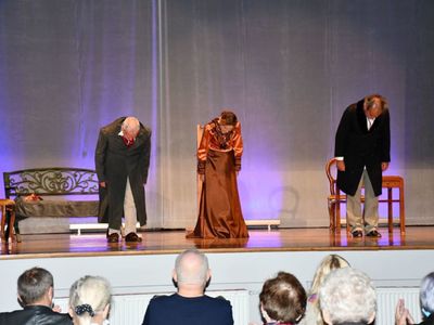 Aktorzy Sceny Rode podczas spektaklu "Tysiąc franków Norwida"