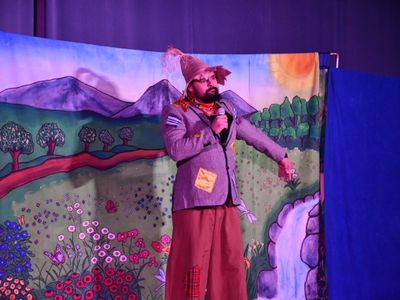 Aktor studia teatralnego Krak-Art na scenie podczas spektaklu pt. "Czarnoksiężnik Ozon"