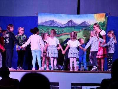 Na scenie aktorka studia teatralnego Krak-Art oraz młodzi widzowie