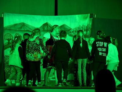 Na scenie aktorka studia teatralnego Krak-Art oraz młodzi widzowie