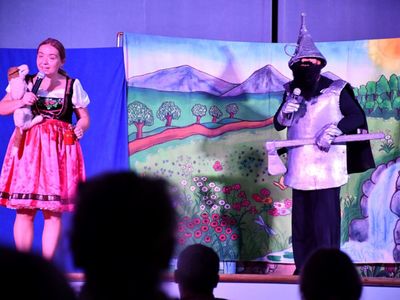 Aktorzy studia teatralnego Krak-Art na scenie podczas spektaklu pt. "Czarnoksiężnik Ozon"