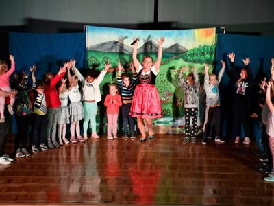 Na scenie aktorka studia teatralnego Krak-Art oraz młodzi widzowie