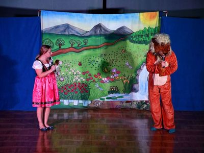 Aktorzy studia teatralnego Krak-Art na scenie podczas spektaklu pt. "Czarnoksiężnik Ozon"