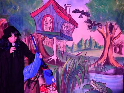 Aktorka studia teatralnego Krak-Art na scenie podczas spektaklu pt. "Czarnoksiężnik Ozon"