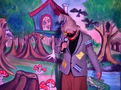 Aktor studia teatralnego Krak-Art na scenie podczas spektaklu pt. "Czarnoksiężnik Ozon"