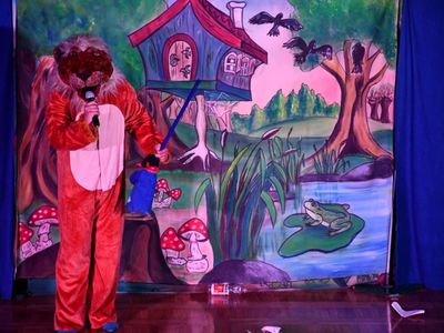 Aktor studia teatralnego Krak-Art na scenie podczas spektaklu pt. "Czarnoksiężnik Ozon"