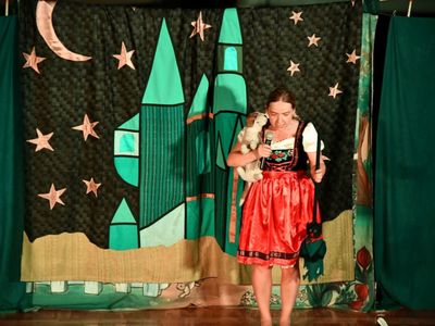Aktorka studia teatralnego Krak-Art na scenie podczas spektaklu pt. "Czarnoksiężnik Ozon"