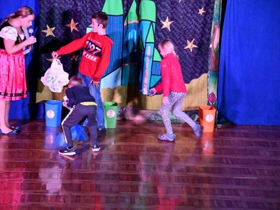Na scenie aktorka studia teatralnego Krak-Art oraz młodzi widzowie