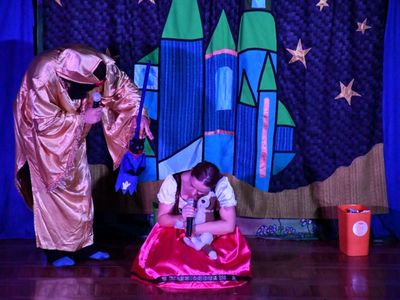 Aktorzy studia teatralnego Krak-Art na scenie podczas spektaklu pt. "Czarnoksiężnik Ozon"
