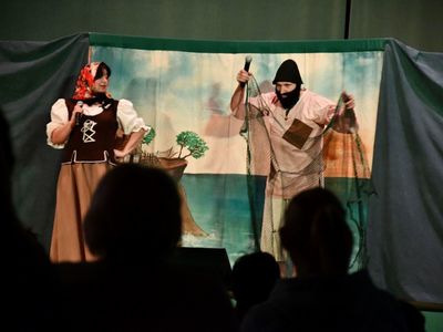 Aktorzy studia teatralnego Krak-Art na scenie BPiCAK w Dusznikach podczas spektaklu dla dzieci pt. "Złota Rybka"