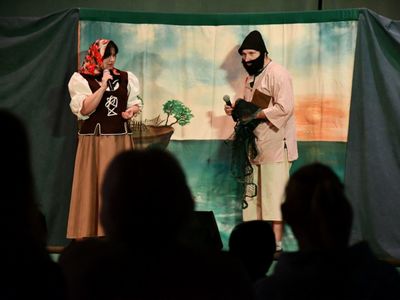 Aktorzy studia teatralnego Krak-Art na scenie BPiCAK w Dusznikach podczas spektaklu dla dzieci pt. "Złota Rybka"